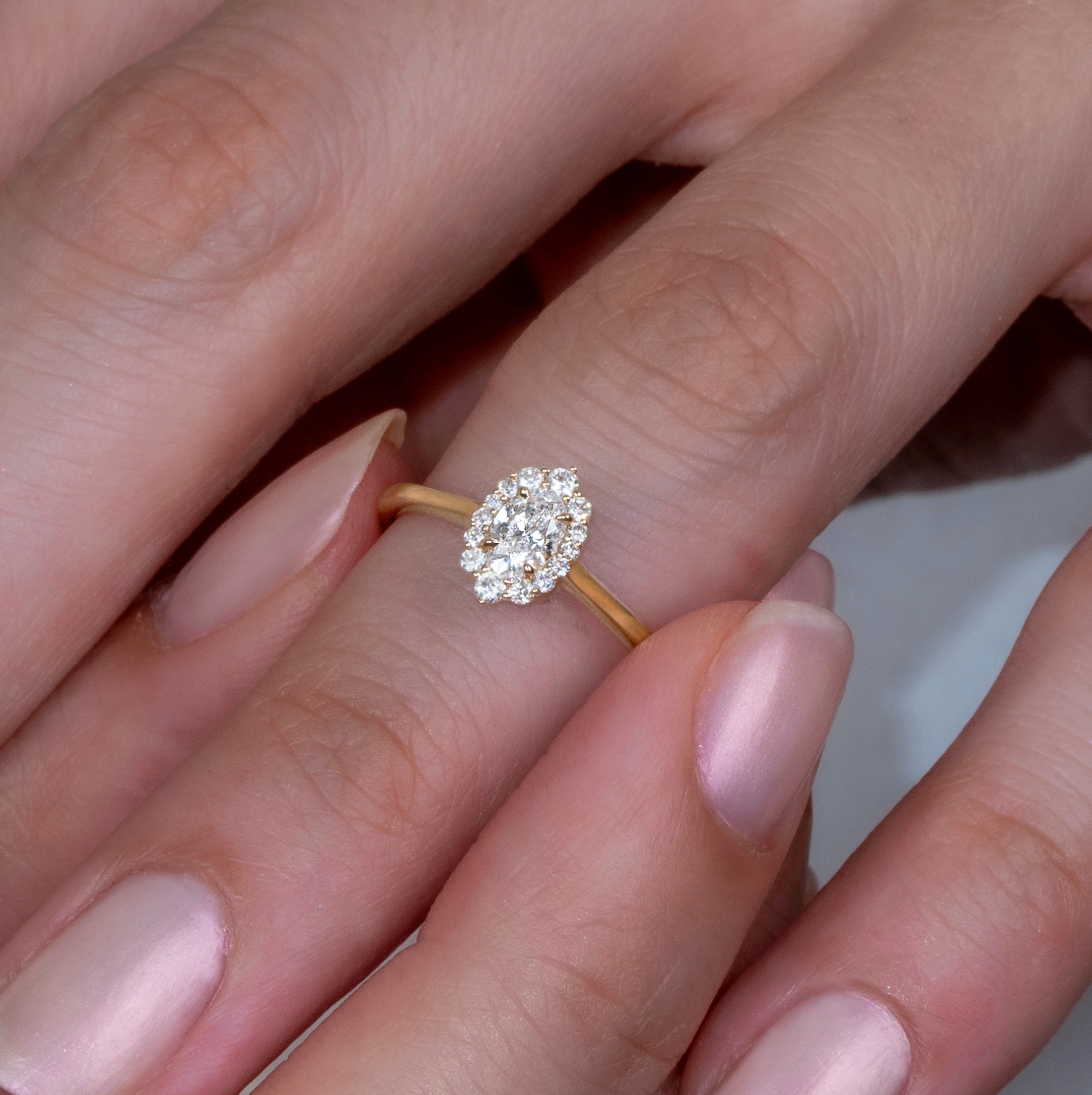 Oval Pırlantalı Tasarım Tektaş Yüzük