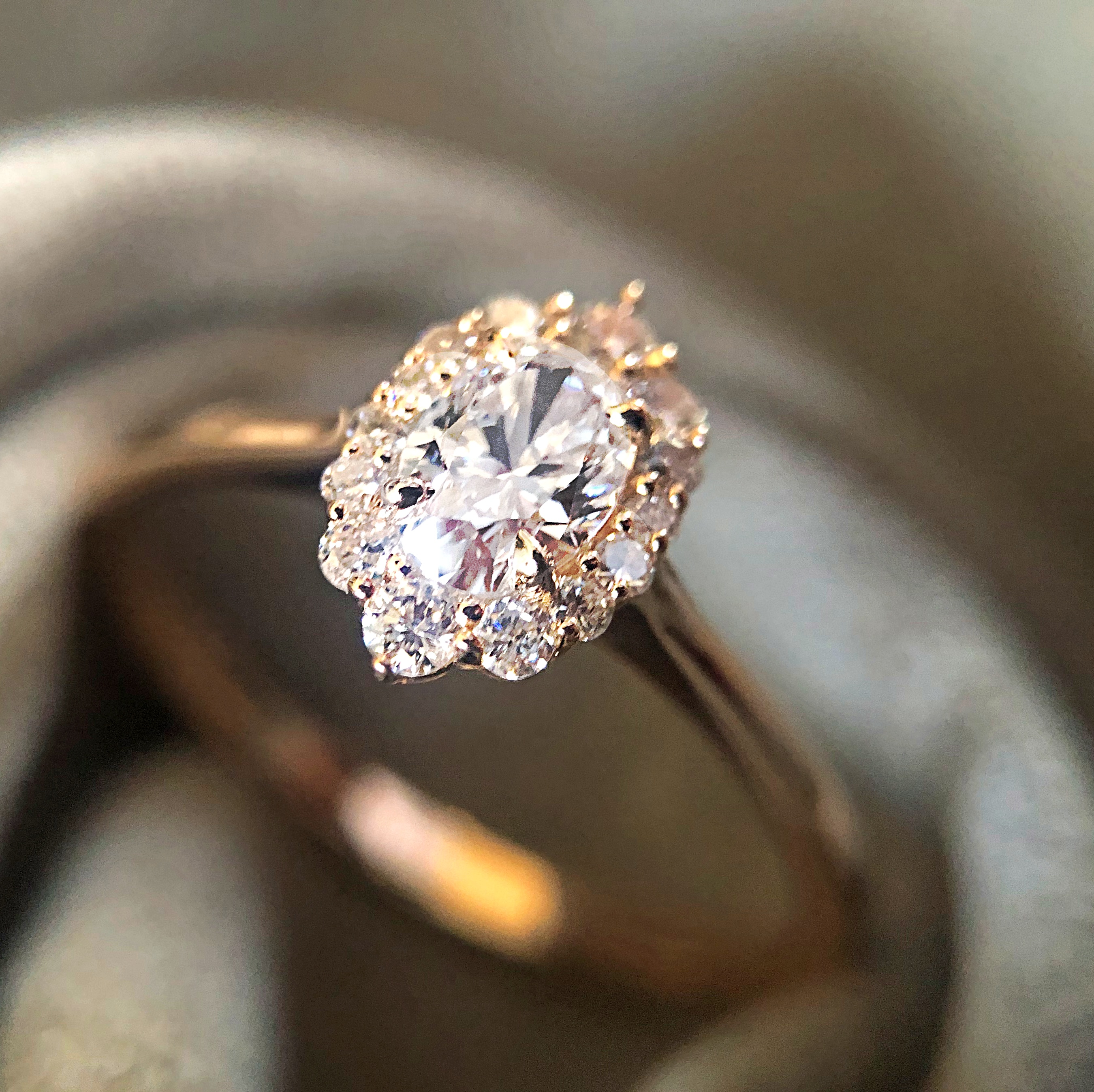 Oval Pırlantalı Tasarım Tektaş Yüzük