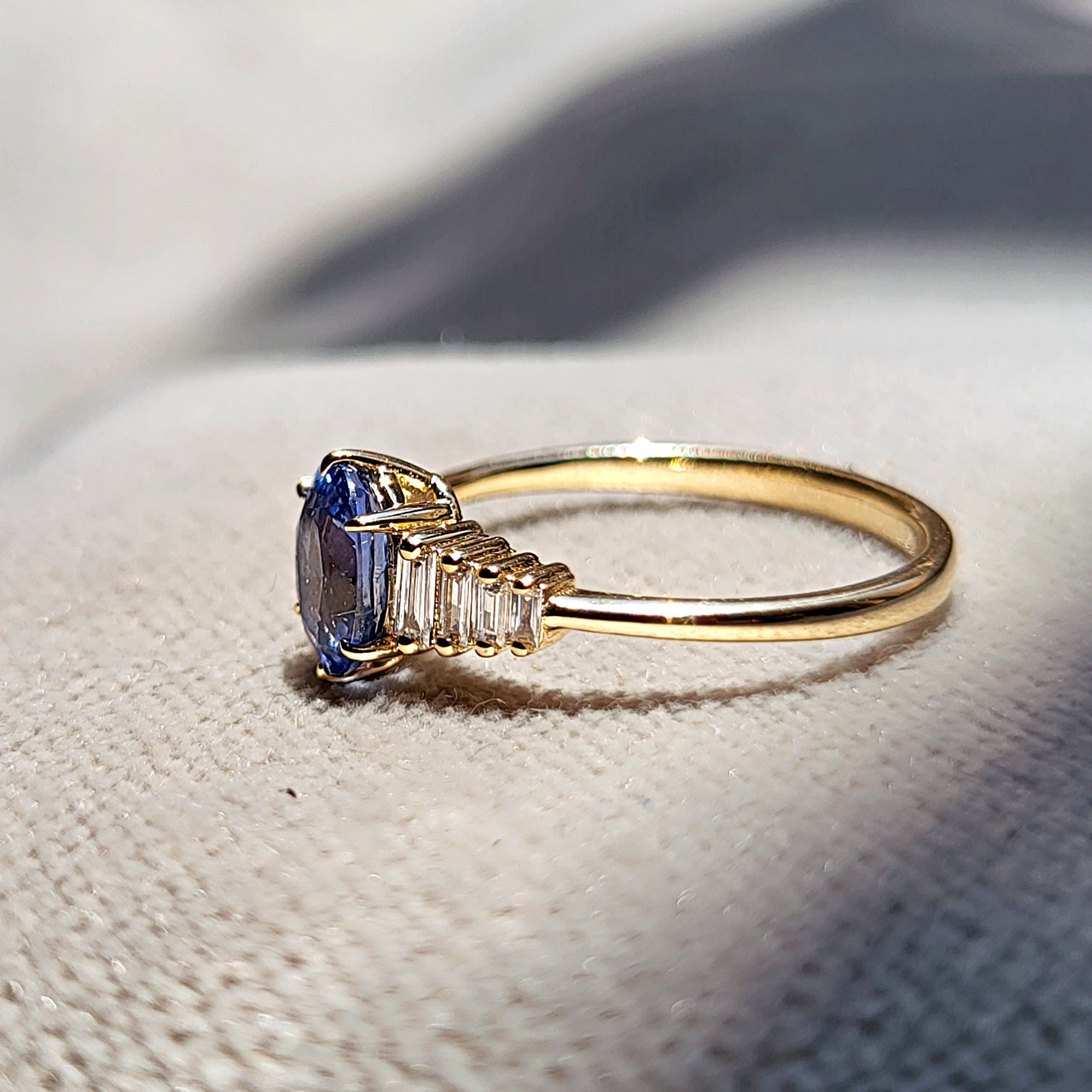 Safir Taşlı Baget Pırlantalı Yüzük